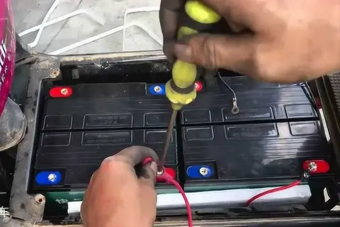 电动车换电瓶方便吗_电动电瓶换车怎么换_换电动车电瓶